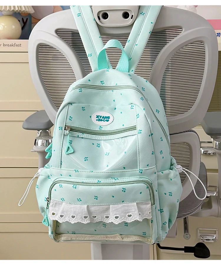 Blumig verzierter, lockerer Schulrucksack