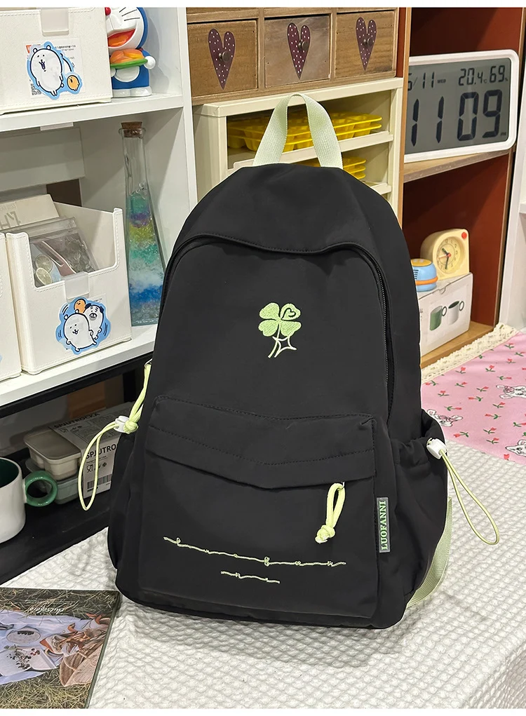 Klassischer bestickter Schulrucksack