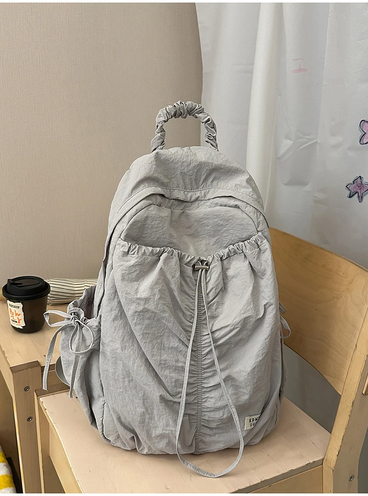 Klassischer Schulrucksack aus geknittertem Stoff