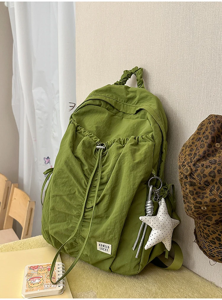 Klassischer Schulrucksack aus geknittertem Stoff