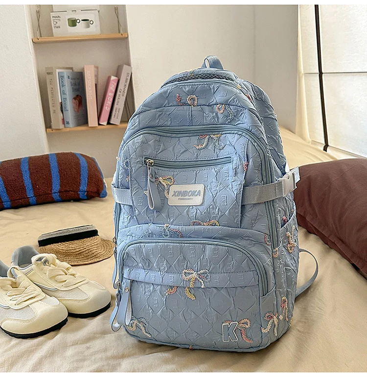 Dekorativer, gesteppter Schulrucksack mit Verzierungen