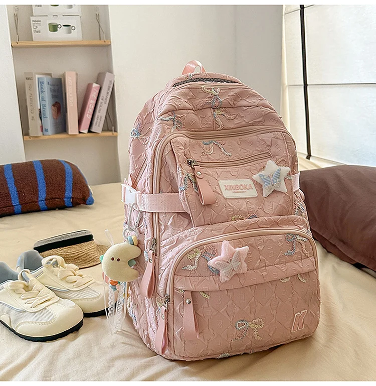 Dekorativer, gesteppter Schulrucksack mit Verzierungen