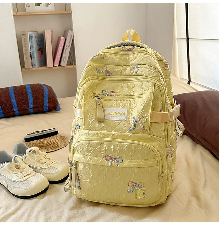 Dekorativer, gesteppter Schulrucksack mit Verzierungen