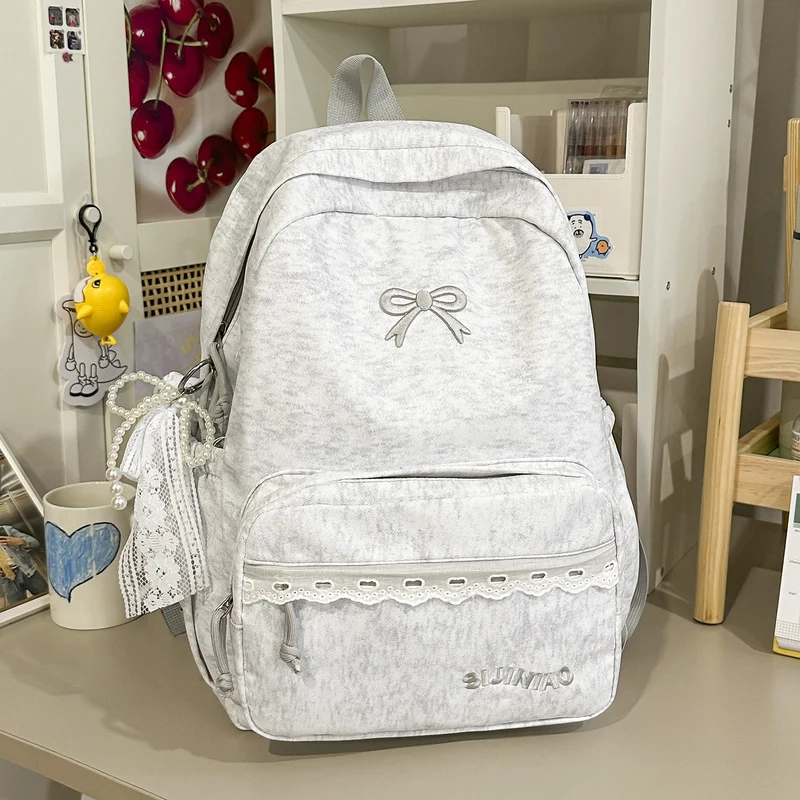Niedlicher Schulrucksack mit mehreren Fächern und Schleifendekorationen