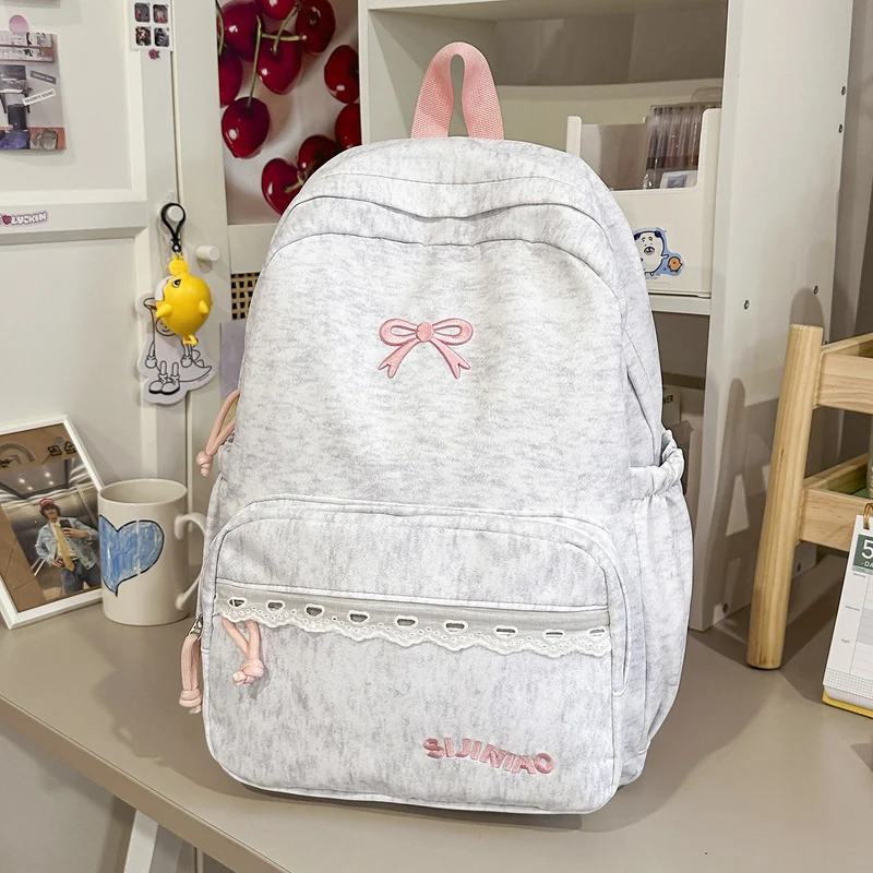 Niedlicher Schulrucksack mit mehreren Fächern und Schleifendekorationen