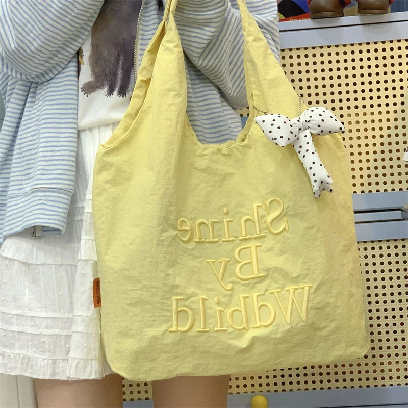 Klassische Schultasche mit Schleifendetail