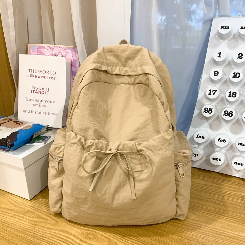 Klassischer Schulrucksack mit Schleifendetail