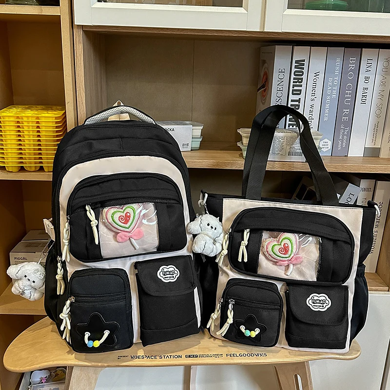 Schulrucksack mit mehreren Fächern und Charakterdesign