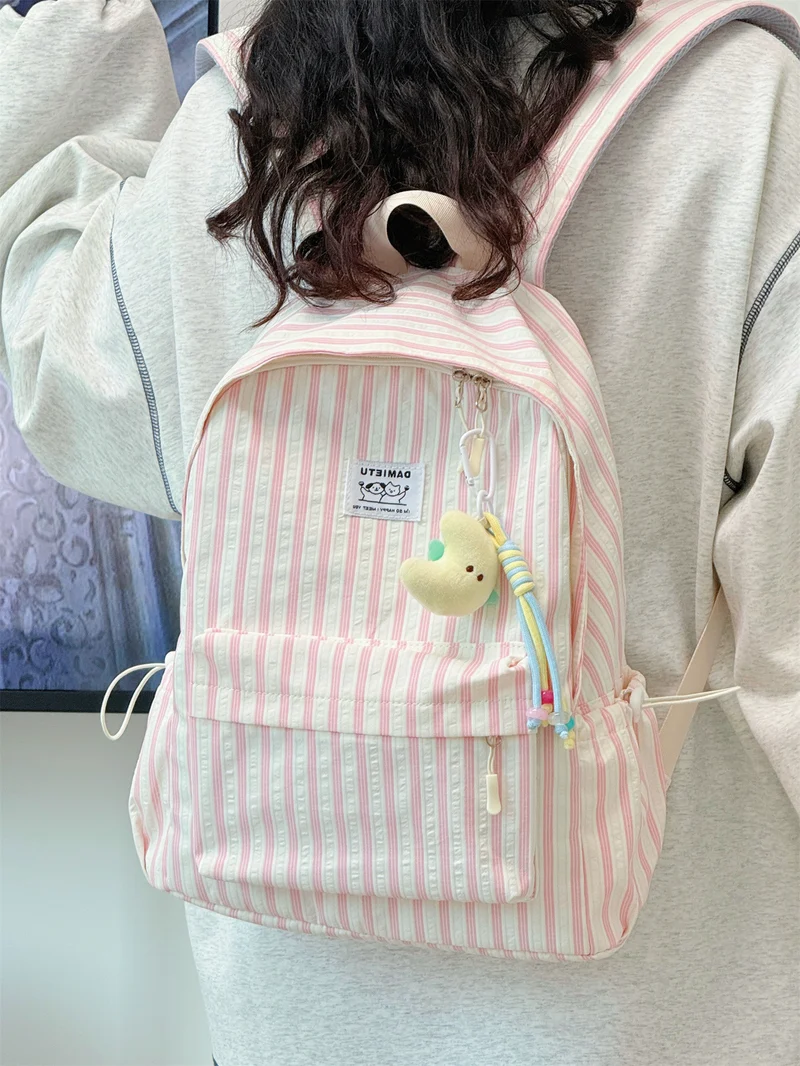 Niedlicher kleiner gestreifter Schulrucksack