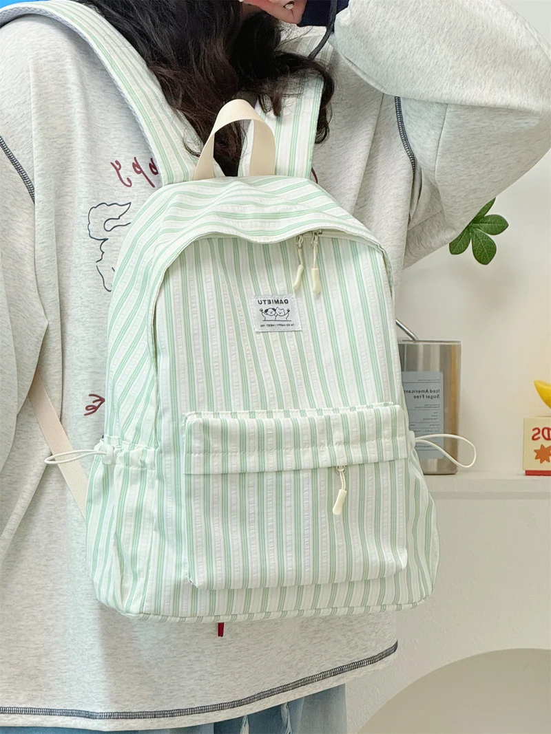 Niedlicher kleiner gestreifter Schulrucksack