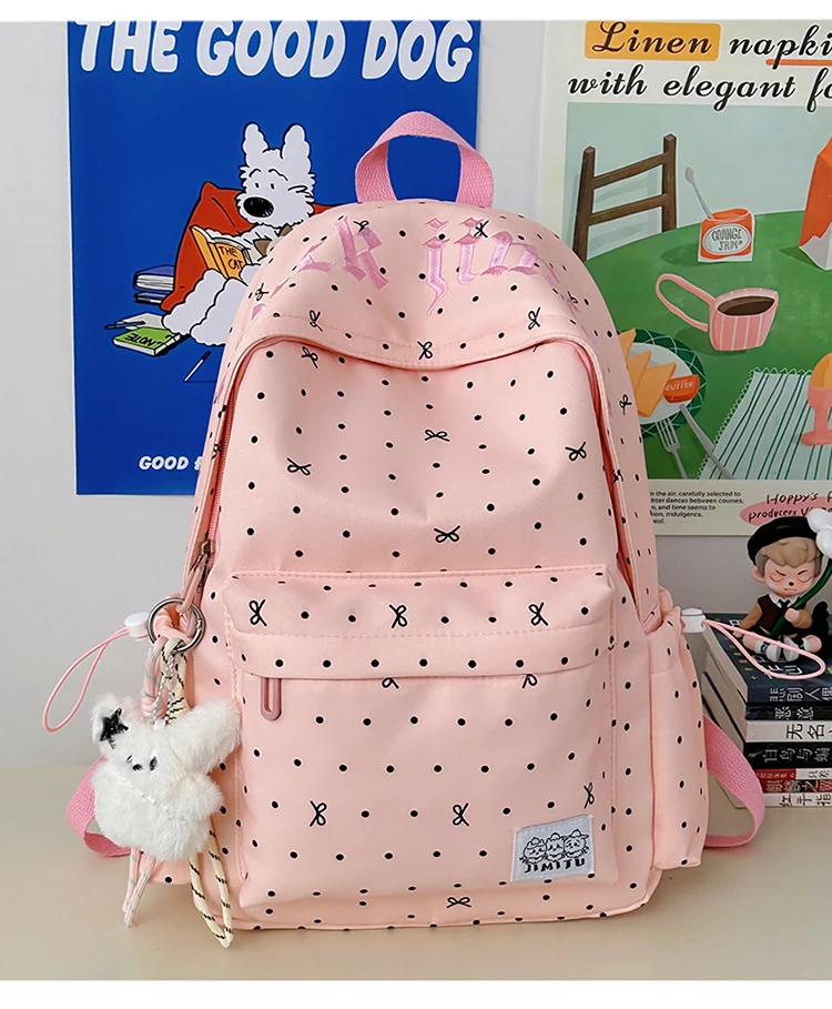 Klassischer gepunkteter Schulrucksack