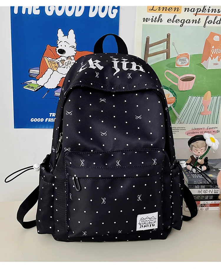 Klassischer gepunkteter Schulrucksack