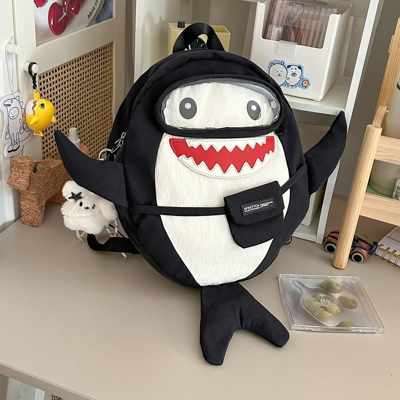 Süßer Schulrucksack in Haifischform