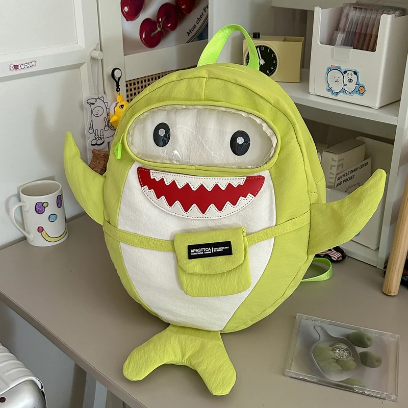 Süßer Schulrucksack in Haifischform