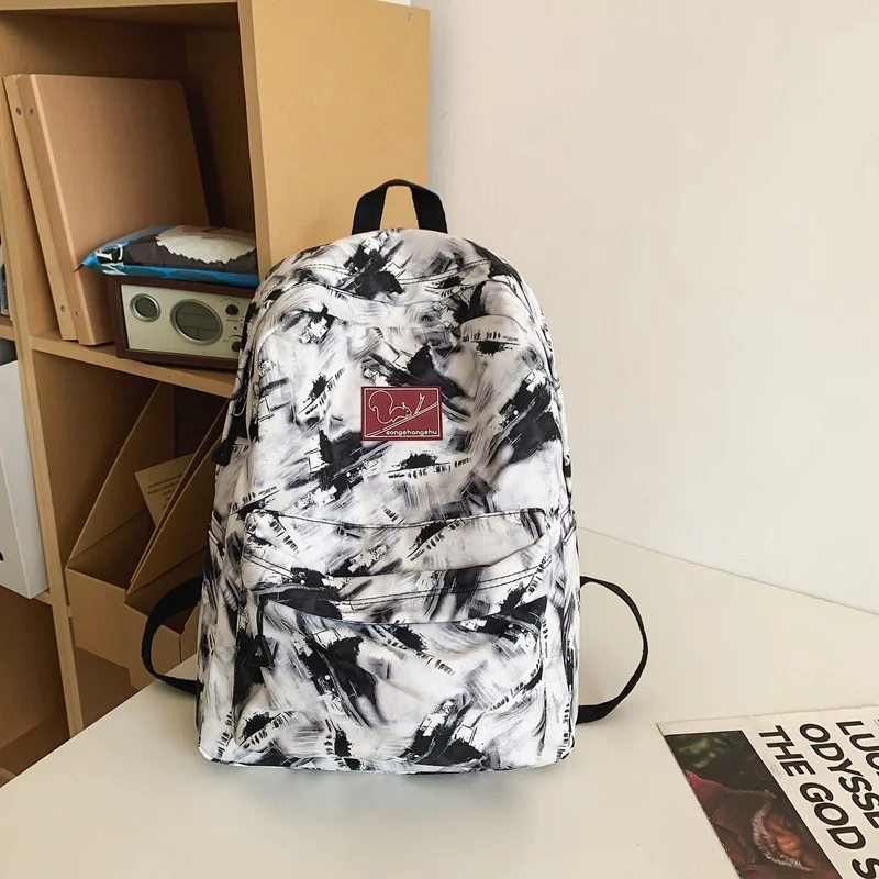 Multifunktionaler Schulrucksack mit abstraktem Print