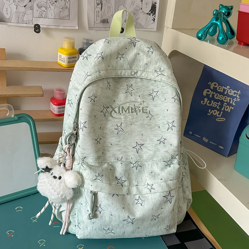 Stylischer Schulrucksack mit Sternenapplikationen