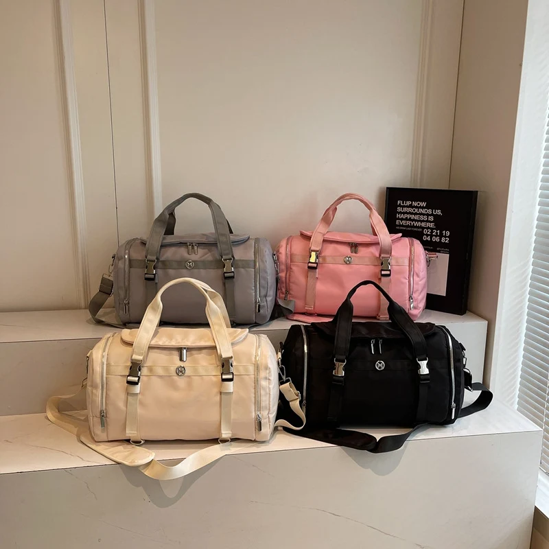 Sportliche Reisetasche mit verstellbarem Schultergurt und mehreren Fächern Skanto