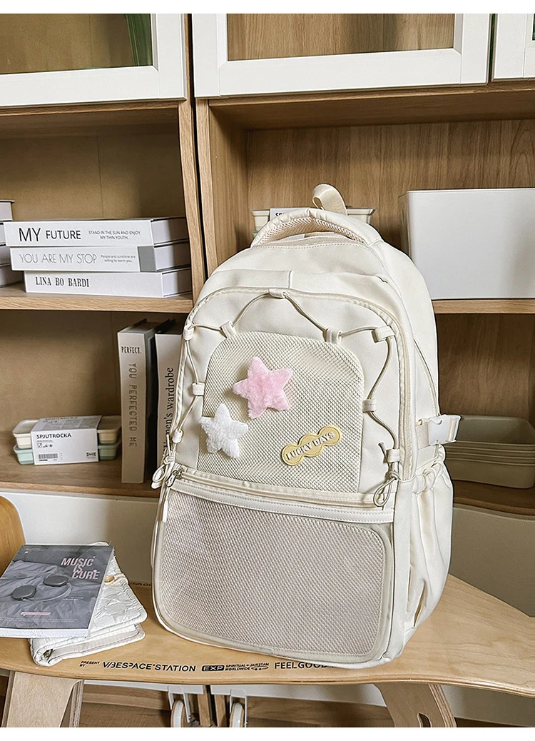Kreativer Schulrucksack mit Sternenverzierung