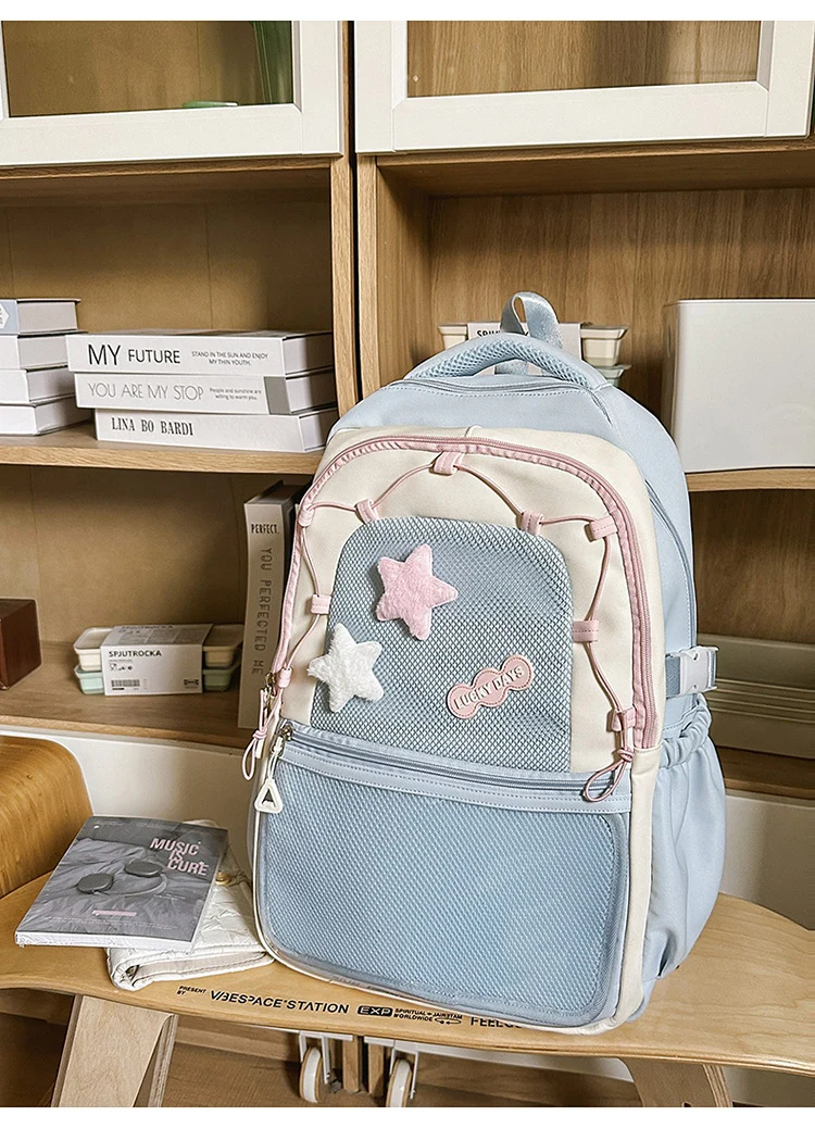 Kreativer Schulrucksack mit Sternenverzierung