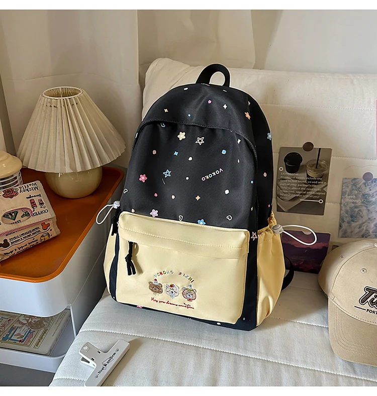 Kreativer Schulrucksack mit Blumenmuster
