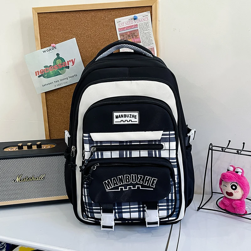 Klassischer Schulrucksack mit Karomuster
