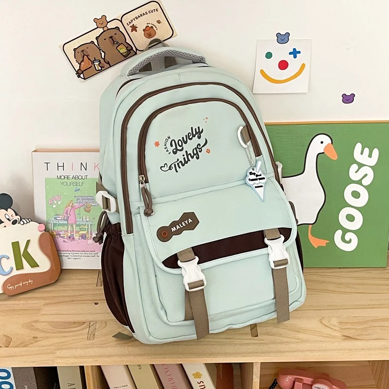 Funktionaler Schulrucksack im Cartoon-Stil