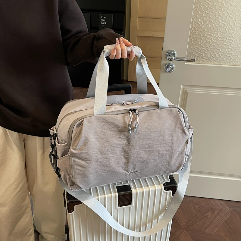 Sportliche Reisetasche mit mehreren praktischen Fächern
