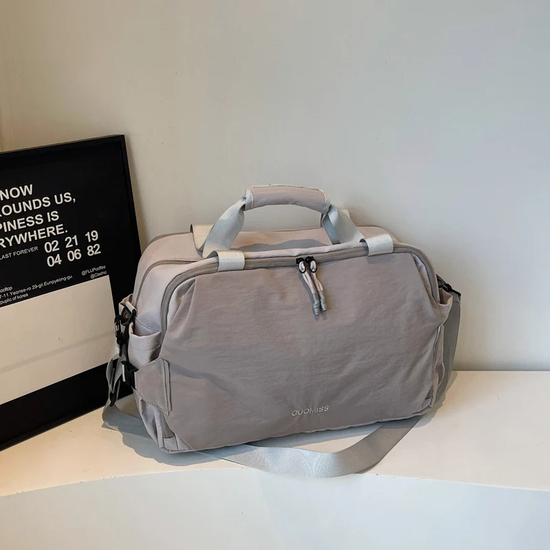 Sportliche Reisetasche mit mehreren praktischen Fächern