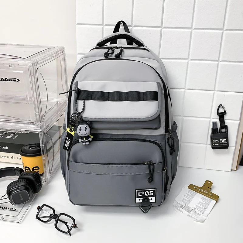 Vielseitiger urbaner Schulrucksack mit mehreren Taschen