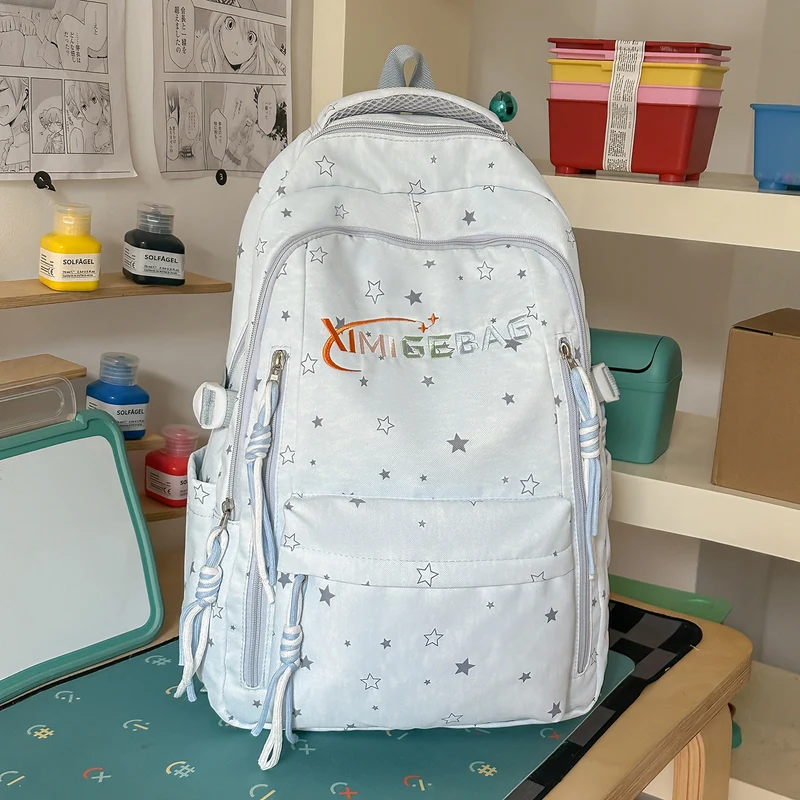Schulrucksack mit Sternmuster und mehreren Fächern