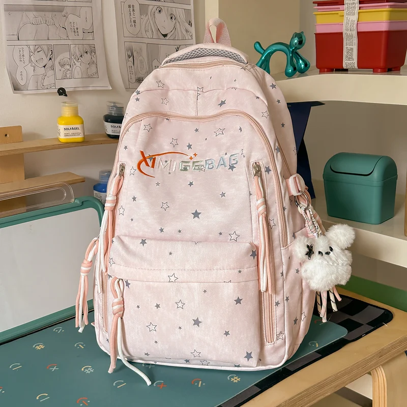 Schulrucksack mit Sternmuster und mehreren Fächern