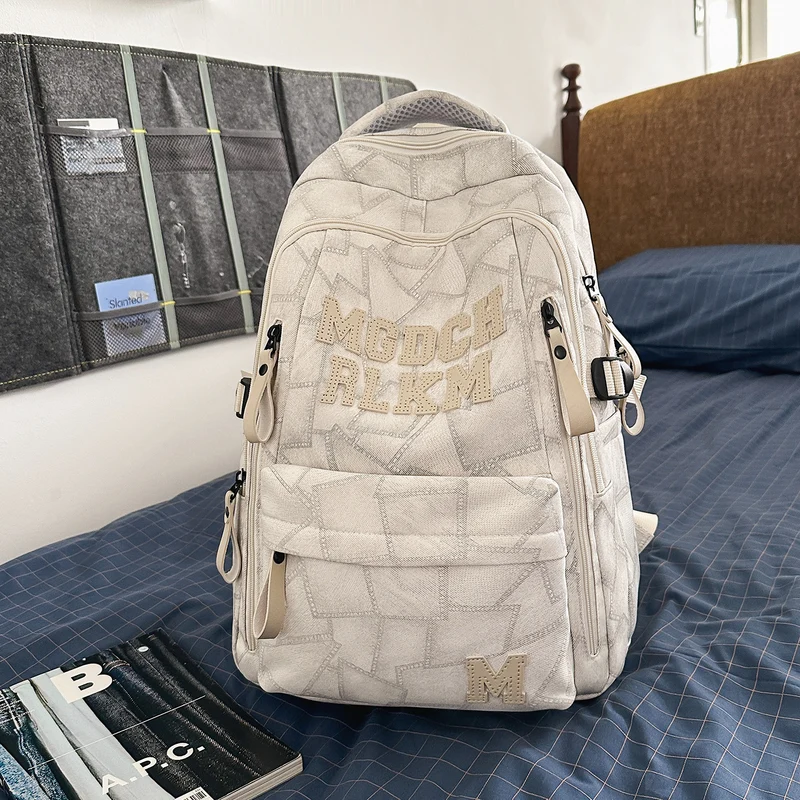 Moderner, strukturierter Schulrucksack