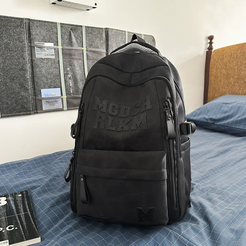 Moderner, strukturierter Schulrucksack