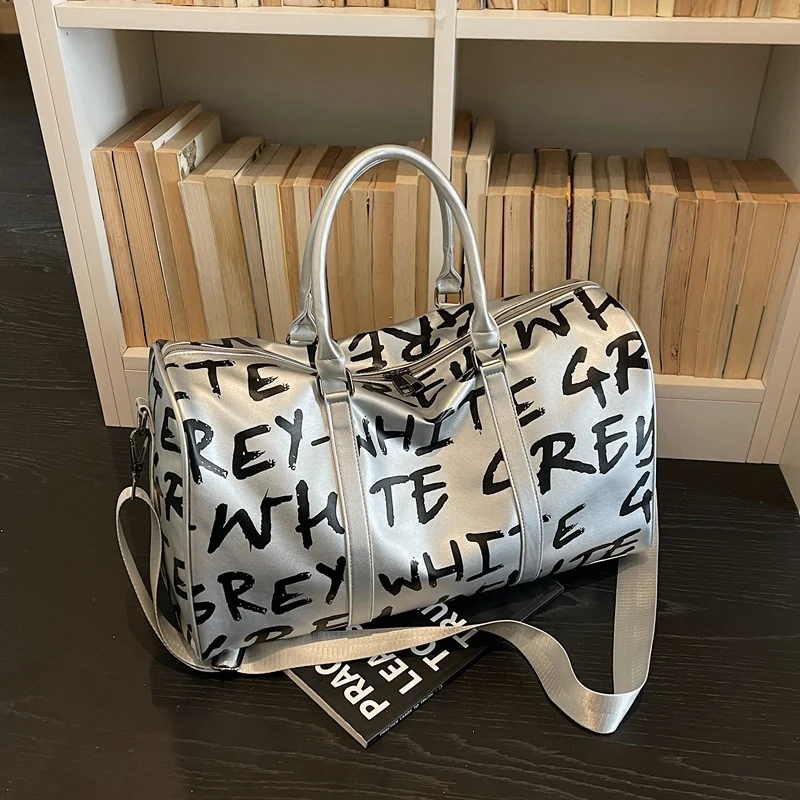 Sportliche Reisetasche mit innovativem Print Skanto