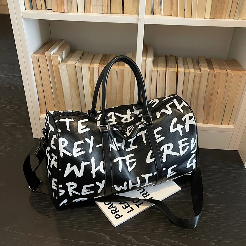 Sportliche Reisetasche mit innovativem Print Skanto