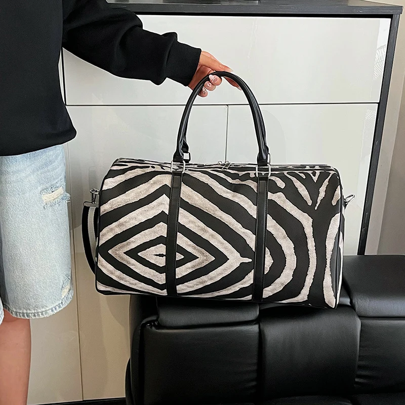 Sportliche Reisetasche im trendigen Zebra-Print Skanto