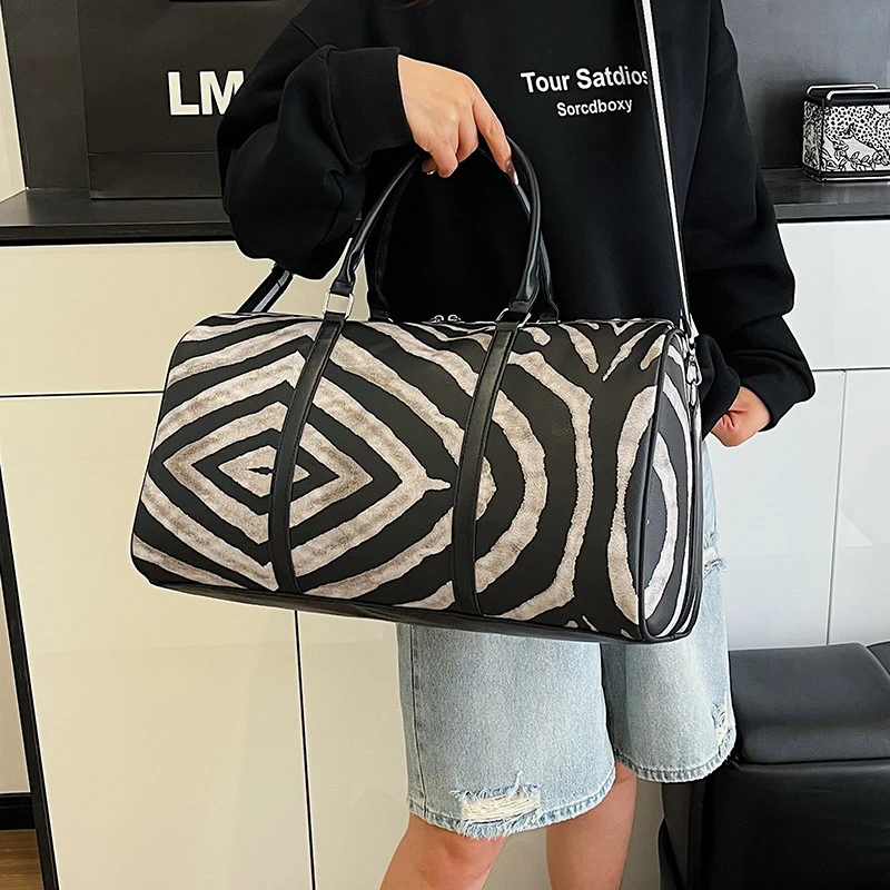 Sportliche Reisetasche im trendigen Zebra-Print Skanto
