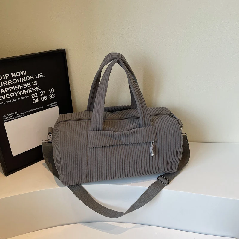 Sportliche Reisetasche aus flauschigem Cordmaterial mit verstellbarem Schultergurt Skanto