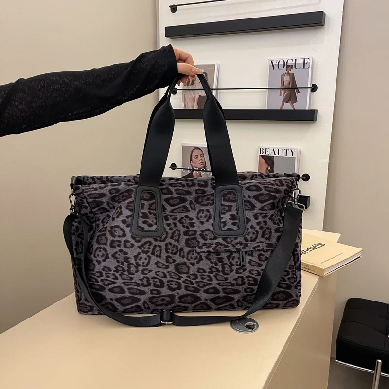 Stofftasche mit fruchtigem Design und multifunktionalen Fächern Skanto