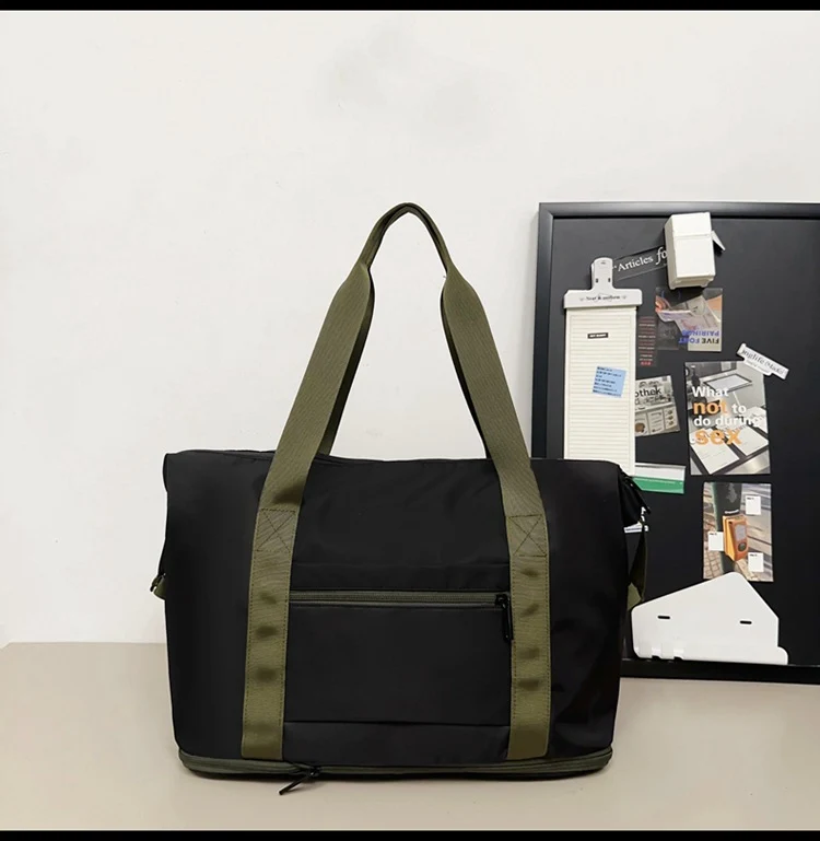 Geräumige Sport- und Reisetasche aus wasserabweisendem Material Skanto
