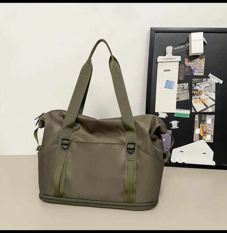 Geräumige Sport- und Reisetasche aus wasserabweisendem Material Skanto