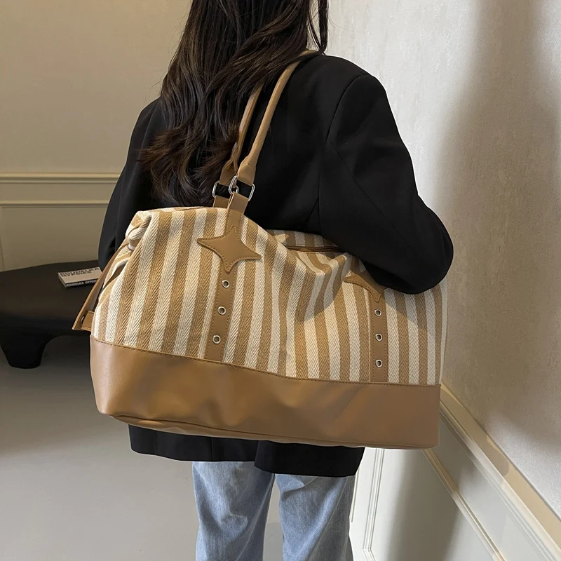 Elegante Sport-Reisetasche mit strukturiertem Obermaterial und robusten Tragegurten Skanto
