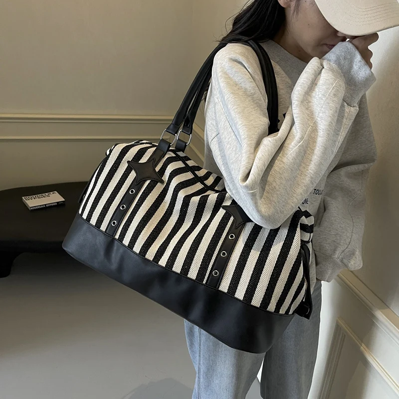Elegante Sport-Reisetasche mit strukturiertem Obermaterial und robusten Tragegurten Skanto