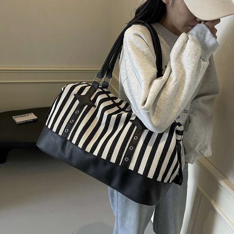 Elegante Sport-Reisetasche mit strukturiertem Obermaterial und robusten Tragegurten Skanto