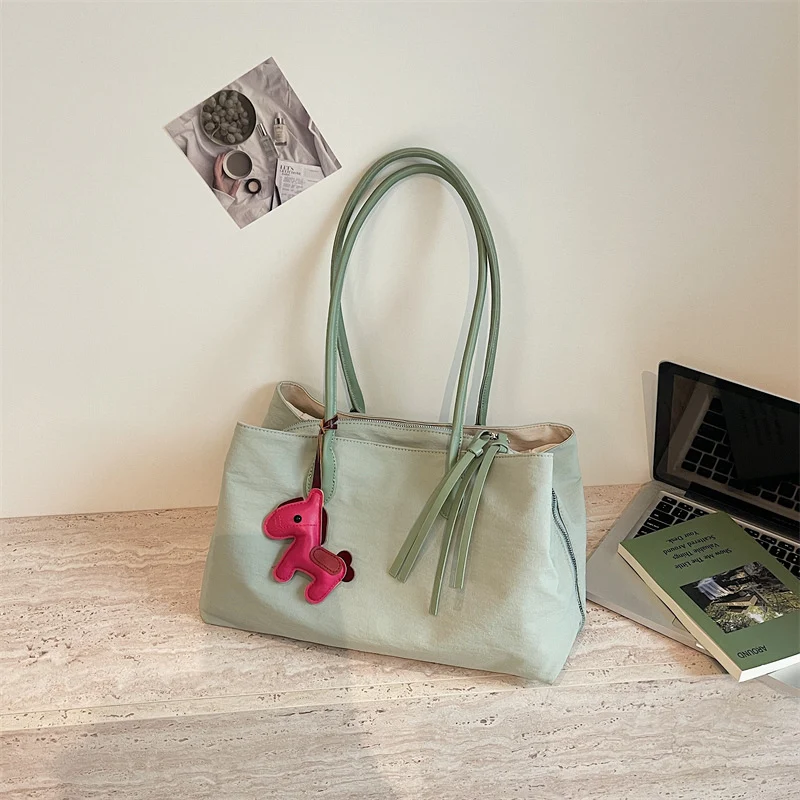 Elegante Handtasche mit Reißverschluss und praktischen Innentaschen Skanto