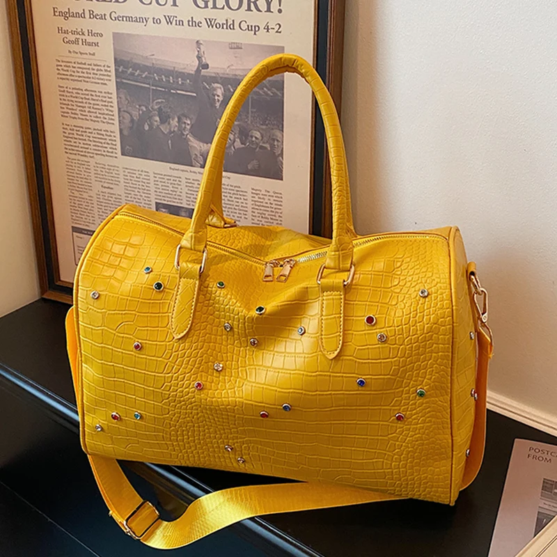 Elegante Handtasche mit luxuriösem Krokoprägung und farbigen Applikationen Skanto