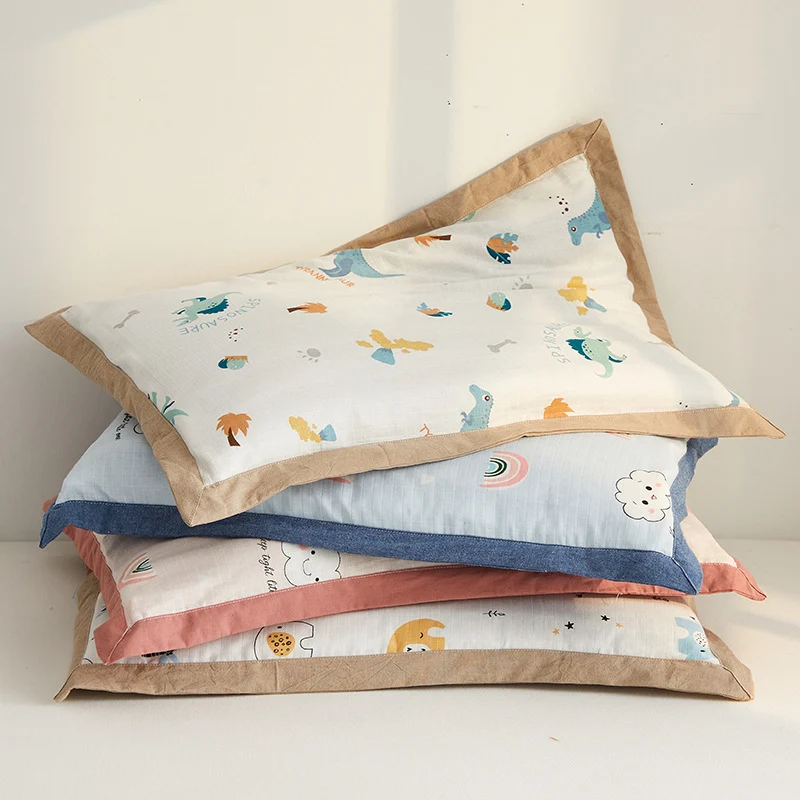 Gemütliches Bett mit farbenfrohem Regenbogenmotiv Skanto