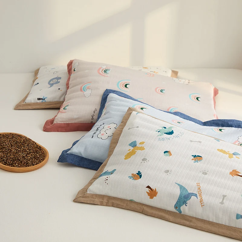 Gemütliches Bett mit farbenfrohem Regenbogenmotiv Skanto