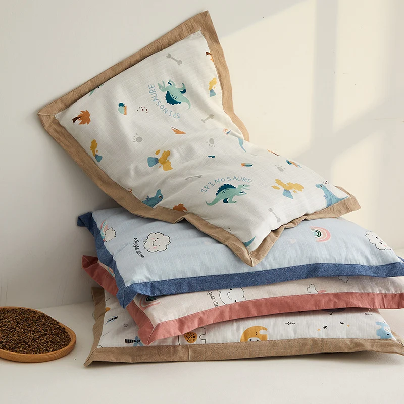 Gemütliches Bett mit farbenfrohem Regenbogenmotiv Skanto