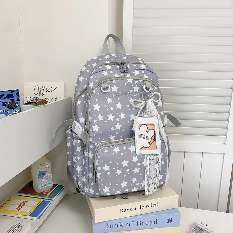 Rucksack Skanto mit Sternenmuster und vielen Taschen